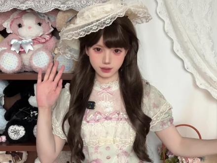 超适合春日的粉绿色cla系田园风Lolita!! 今天收到了with puji风拂蔷薇的op与托胸jsk。
jsk比op略长一些,我穿小高跟鞋子会显得比例更好一些。
我个人觉得op与jsk一个45cm纱撑最好看,大家可以根据自己的喜好穿着。
jsk下面的裙摆是天丝面料,可能有点易皱需要打理,裙身和op一样全涤面料。
#吃我一口lolita安利 #Lolita #lolita洋装 #Lolita安利 #withpuji