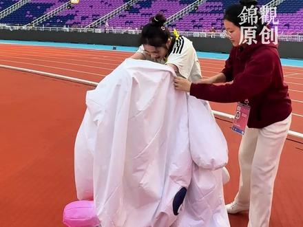 #大湾鸡 内胆是学爵士的大学毕业生,“脱皮”瞬间现场记者齐呼:好漂亮!“喜洋洋”扮演者张晓霞:我比较i,但在里面会放飞自我 #2025全运会 #媒体精选计划