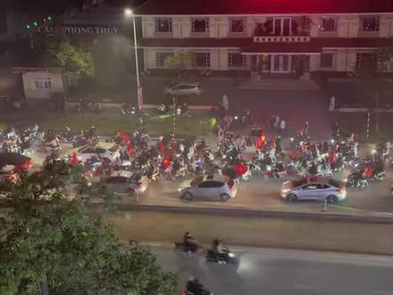 越南举国庆祝的是**U22男足在2025年12月18日晚33届东南亚运动会决赛3-2逆转泰国夺冠**,这是他们继2019、2021年后的**第三枚该赛事金牌**。
【比赛亮点:】
- 泰国20、31分钟两球领先,越南60分钟由对手乌龙扳回一城,加时赛96分钟**阮成南**打入制胜球锁定3-2。
- 越南总理范明政赛后发贺信,称这是“献给数百万球迷的喜悦”,全国球迷在街头、广场与社交平台狂欢,国旗飘扬、锣鼓喧天。
以下是越南U22本届夺冠的**晋级之路**与**关键球员**速览,全程4战全胜、逆风翻盘成最大标签。
【晋级之路(全胜夺冠)】
- 小组赛B组(12月3日):越南2-1老挝,**阮廷北双响**,逆转取胜。
- 小组赛B组(12月11日):越南2-0马来西亚,**阮晓明、范明福**先后破门,锁定小组第一。
- 半决赛(12月15日):越南2-0菲律宾,**黎文顺第89分钟头球**、**阮清闲第92分钟任意球**,补时连入两球破“零失球”铁桶阵。
- 决赛(12月18日):越南3-2泰国(加时),先丢两球后靠**对手乌龙**追分,加时第96分钟**阮成南**打入制胜球,完成史诗逆转。
【关键球员(核心4人)】
- **阮廷北(7号,前锋)**:进攻核心,小组赛首战双响,多场贡献关键传中,边路爆点与串联核心,本届赛事**最佳射手热门**。
- **阮成南(前锋)**:决赛加时赛第96分钟攻入**制胜球**,成为夺冠直接功臣。
- **阮清闲(中场)**:半决赛补时阶段**任意球破门**,锁定胜局,定位球与远射能力突出。
- **黎文顺(中场)**:半决赛第89分钟头球打破僵局,成为球队打开胜利之门的关键先生。
【核心特质】
- 进攻端:**阮廷北**的边路突击+传中,**阮清闲**的远射与定位球,**阮成南**的关键终结,多点开花。
- 韧性拉满:小组赛、决赛均曾落后,靠**下半场/加时发力**完成逆转,心理素质极强。