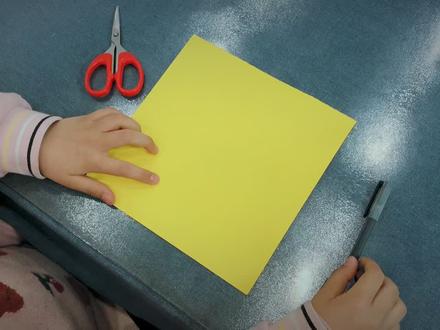 姐姐最近学了轴对称图形,今天录了一个四个小人头挨头的剪纸教程。#剪纸教程 #手工 #手工剪纸