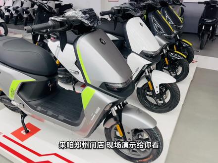 郑州九号车主必看!车把按键隐藏玩法,不用等于浪费智能配置! 很多郑州九号车友提车后,都不知道绿色多功能键能这么玩!长按开关机、双击开坐桶,多媒体滚轮调音量切歌超方便。以店里的M3为例,教你玩转这些按键。来咱郑州门店,现场演示给你看!你觉得哪个按键设计最人性化?评论区说说~#九号电动车 #九号真智能 #九号按键功能