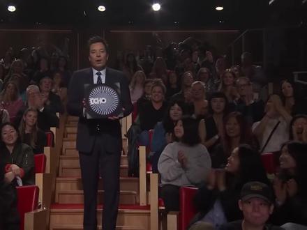 肥伦秀: 防弹少年团金硕珍 Jin- 不要说你爱我 Don' 金硕珍被贴上“国际靓仔”的颜值标签:多次因外貌获评“世界第一雕塑美男”,就问你服气吗?
防弹少年团(BTS)成员金硕珍(Jin)。在2025年5月16日发布了第二张个人专辑《Echo》,主打歌《Don't Say You Love Me》以乐队风格融合流行与摇滚元素,展现了其成熟的演唱实力。
金硕珍此前已通过《The Astronaut》等作品积累个人音乐影响力,而此次新专辑被国际媒体评价为“重新定义偶像歌手边界”,尤其《Don't Say You Love Me》的歌词情感细腻,被滚石杂志称为“用生命体验酿制的音乐醇酒”。
节目背景
金硕珍于2025年5月22日(北京时间)登上《The Tonight Show Starring Jimmy Fallon》(吉米今夜秀),首次公开《Don't Say You Love Me》的现场版表演。
表演亮点
歌曲本身以“情感撕裂”为主题,歌词如“Don't say that you love me 'cause it hurts the most”传递出强烈的矛盾与伤痛感。延续金硕珍一贯的“浪漫美学”舞台表现力。
此次表演是金硕珍个人音乐活动的重要一环,旨在推广新专辑《Echo》。该专辑共收录7首歌曲,包括与YENA合作的《Loser》等多元化风格曲目。
金硕珍(Jin)受到市场的欢迎的综合分析:
“国际靓仔”的颜值标签:金硕珍多次因外貌获评“世界第一雕塑美男”,这种视觉冲击力使其视频更容易被点击。例如他参与巴黎奥运火炬传递的新闻图片曾引发全球媒体转载。
公益与正能量形象:作为联合国儿童基金会荣誉成员,他长期参与反暴力、人权倡导等活动,这类内容在获得主流媒体曝光的同时,也吸引非粉丝群体的关注。
对比女演员的行业特性
性别差异下的受众偏好:K-pop男性偶像的粉丝群体中,女性占比更高且活跃度更强,容易推动数据增长。而女演员的受众可能更分散,且影视作品的长视频属性天然弱于音乐短视频的传播效率。
内容形态差异:偶像音乐视频通常节奏紧凑、视觉华丽,符合碎片化消费习惯;而女演员的影视片段或访谈视频往往需要更长时间观看,传播门槛相对较高。#夏日奇旅季 #618必买穿搭好物清单 #音乐现场 #逆水寒手游