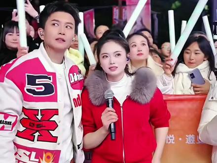 东哥第一次亮相阿朱大舞台 把娟妹卖球当彩礼娶阿朱。。。#阿朱大舞台 #乌蒙歌王 #山歌 #山歌对唱 @阿朱💋(金朱传媒)2月28粉丝见面会 @苏潇潇 @东哥998带新人︎