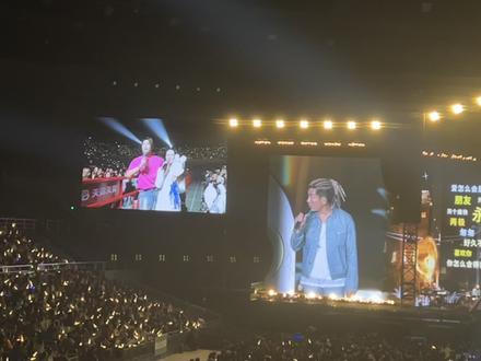 现在也只有这个男任可以让社恐的我在这么多人面前又哭又笑了,这次点歌来的太意外和惊喜,导致整个人都是懵的,不知道在那胡说八道了什么😂,对小齐哥的爱慕连万分之一都没有表达出来,至于为什么最后我哭了,懂得人都懂!这次天津太圆满了,没发挥好的遗憾希望以后有机会再弥补吧!感谢小齐哥和维纳老师同意我与他们一起合唱,太幸福了!#任贤齐天津演唱会