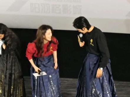 竖有竖的穿法
燕子娘:小郎君不会穿马面裙
#于适#镖人 #于适竖 #路演 #李云霄