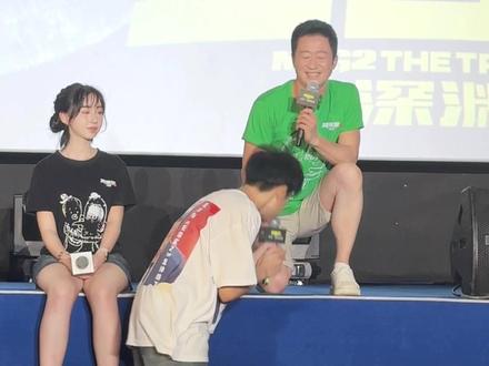 没错.. 那个硬核应援把吴京老师整不会的显眼包小男孩是赵鹏皓😂 #巨齿鲨2 #吴京 #赵鹏皓 #社牛 #男高中生