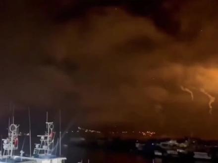 夜幕下的台湾省马祖岛海岸,炮声连篇 甚是热闹! #台湾省 #祖国统一势不可挡 #导弹烟花 #祖国统一是必然 #上热搜