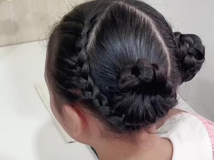 天热就给女儿这样扎,甜美又收碎发的花苞丸子头,超美的#儿童编发 #编发教程 #丸子头 #生女儿就是用来打扮的 #简单易学