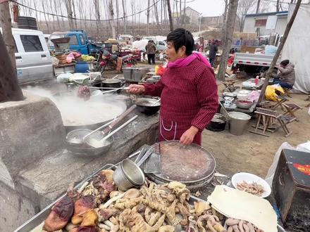 山东临沂农村大集猪头猪肺汤,猪肺猪肝猪肠一锅煮,20元买一盆 #山东大集 #平邑美食 #临沂美食