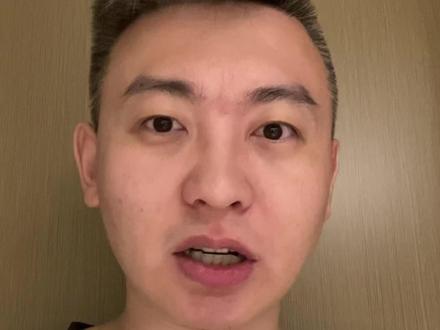 路人38折捡漏张艺兴演唱会&测评 其实8月末去香港时,特意到深圳想去门口抄底张艺兴演唱会的,但开场前后价格并没达到预期
但没想到,上海作为大多数歌手的第一票仓保障,价格竟然比深圳更崩,那没道理不看的
但现场确实大大超出我的预期,跳舞没得说,确实跳的很好看。网上经常被吐槽的咬字,在现场发现咬字其实也还好
四面台舞美和复杂程度几乎都是体育馆顶级了,如果能有出圈作品,演唱会应该会更上一层楼
不过现场几乎都是粉丝来看演唱会,张艺兴互动也很有指向性,土味情话也真的蛮土的
对于喜欢看唱跳歌手的歌迷来讲,小绵羊演唱会还是值得一看的
#张艺兴 #张艺兴演唱会 #张艺兴大航海 #张艺兴上海演唱会 #时间就该浪费在音乐现场