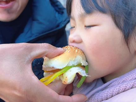 与萌娃简单DIY制作一个汉堡解馋,好吃又好玩,一口一个香迷糊 #汉堡 #儿童零食 #手工diy #亲子互动 #过家家