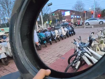 日常维修电动车 今天修车的活儿还是挺多的,感谢各位的支持和信任。今天更换一个背景音乐,让大家熟悉熟悉,咱们评论区见!#电动车 #修车 #电动车维修 #郑州市上门修电车 #雅迪电动车