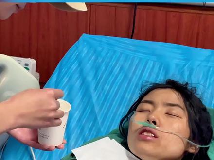 荒野求生冷美人现状 #冷美人很在意比赛##冷美人退赛前暴瘦20多斤# 11月14日湖南张家界,七星山荒野求生热门选手“冷美人”因营养不良送医,最终体检未通过遗憾退赛。退赛前,她的体重在33天内由105斤暴瘦至84.5斤,并伴有手指皲裂、生理期异常等多重健康风险。七星山荒野求生裁判长回应称,“冷美人”很在意比赛,退赛她还是心有不甘。11月14日下午,临沧文旅对此发声致敬“冷美人”:她已是无冕之王,带给我们感动和鼓励,并表示“冷美人”的家人正在赶往张家界。