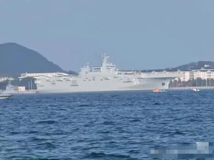 湖北舰:中国海军两栖作战新成员。
作为中国075型两栖攻击舰的第四艘舰艇,湖北舰(舷号34)是人民海军迈向深蓝的又一重要里程碑。该舰于2023年12月下水,经过近一年的海试后,将于今年正式服役,成为继海南舰、广西舰、安徽舰之后,又一艘以省级行政区命名的大型两栖攻击舰。
设计与性能:海上登陆的“多面手”。
湖北舰满载排水量约4万吨,舰长232米,宽36米,采用全柴联合动力系统,最高航速23节。其核心优势在于强大的两栖投送能力:
立体登陆能力:可搭载30架各型直升机(如直8、直20),实现垂直兵力投送;
平面登陆装备:坞舱可容纳多艘气垫登陆艇(如726型),配合两栖装甲车,快速抢滩;
无人机协同:甲板适配舰载无人机,执行侦察、火力打击等任务,提升战场感知与打击效率。
命名背后的深意。
根据中国海军命名规则,航母、两栖攻击舰等一级舰艇以省级行政区命名。湖北舰的命名既是对湖北省军民融合贡献的肯定(如武汉701研究所曾参与多型舰艇设计),也延续了“舰城共建”传统,未来湖北省将为该舰提供后勤保障支持。其舷号“34”遵循两栖攻击舰以“3”开头的编号体系,与海南舰(31)、广西舰(32)、安徽舰(33)形成序列。
战略价值:从近海防御到远洋投送*。
湖北舰的入列标志着中国两栖作战能力的全面升级:
远洋任务:可执行岛屿攻防、人道主义救援等任务,如亚丁湾护航或海外撤侨;
体系化作战:与055型驱逐舰、054A护卫舰协同,构成航母编队的重要补充;
技术迭代:虽未配备电磁弹射系统,但其全直通甲板与模块化设计为未来升级预留空间。
中国造舰速度的缩影。
湖北舰的快速建造得益于中国造船业的突破:模块化拼装、新型合金钢材与数字化技术的应用,使075型舰“下饺子”成为现实。
2024年,中国海军下水舰艇总吨位达11万吨,远超美国的6万吨,其中包含1艘076型两栖攻击舰、3艘052DL驱逐舰等,彰显了“中国速度”背后的工业实力。
作为“准航母”,湖北舰不仅是一艘战舰,更是中国海军从黄水走向深蓝的象征。它的入列,将为维护国家海洋权益、参与全球安全治理提供更强支撑。#正浩防务 #军事 #海军 #武器装备 #军舰