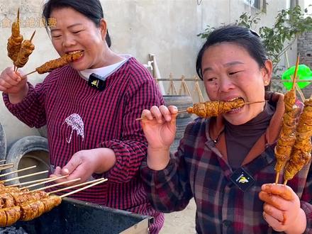 一到夏天就想吃点小烧烤,姐俩今天做个烤面筋,滋滋冒油,太香了