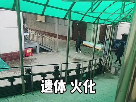 何晴告别仪式结束后:遗体被拉去火化,唯一儿子捧骨灰好庄重