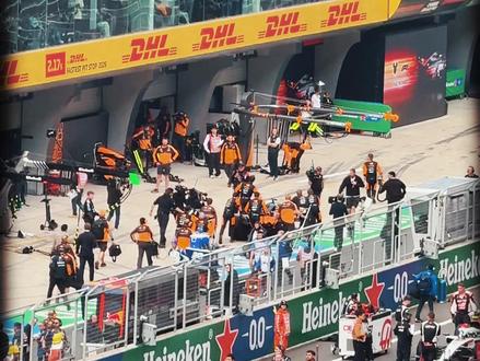 起起落落落落落 心脏不好的朋友真的不要去看F1 大家今年都去看F1了吗?
上个礼拜整个上海真的变成F1痛城了!而且赛场上明显感觉人比去年多好多,氛围也超绝,真得感谢F1大电影
我一直支持迈凯伦嘛(一样的朋友评论区举手🙋)结果今年……emmmm你们懂的
但还好有JackDaniel's的F1 Party收尾!玩了有意思的反应力测试装置,还喝到了26年杰克丹尼迈凯伦联名款。
就像视频最后说的那样,可能这就是F1。它不是每次都会给你想要的剧本,顶尖的技术在随机性面前也会束手无策,但引擎音浪永远让人热血沸腾,敬不完美的激情,迈凯伦万事达车队下一站加油。
#F1 #上海 #jackdaniels #迈凯伦 #生命力