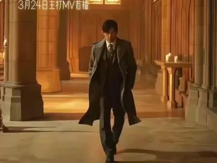 相隔差不多4年,周董終於推出第16張個人專輯 《太陽之子》,創作節奏一改以往,今次以較為從容的方式完 成作品。他曾提到,近年將生活步調放慢,創作不再追求密集 産出,而是隨靈感逐步累積,令音樂更貼近個人狀態與時間沉 澱。
專輯共收録13首作品,包括12首全新創作及〈聖誕星>。同名 主打〈太陽之子> MV長達6分58秒,製作規模接近電影形
式,並選址法國巴黎的Chapelle Sainte-Jeanne-d'Arc(聖 女貞德小教堂)拍攝○場地本身具備多用途空間特性,製作團 隊蔘考19世紀格進行場景設計,加上夜間拍攝及外部燈光配 置,強化建築細節與玻璃光影效果,整體視覺呈現出層次分明 的氛圍。
專輯名稱「太陽之子」則源自張學友放2023年香港演唱會期 間所給予的咽稱,因當年周董在香港開騷期間幾次遇到「落雨 但開場前放晴」而得名,最終轉化為今次作品的概念核心。由 音樂内容到影像表達,《太陽之子》均圍繞「光」的意象展
開,形成更完整的主題表達。
#太阳之子 #周杰伦 #周杰伦新专辑 #周杰伦新歌 #Jay