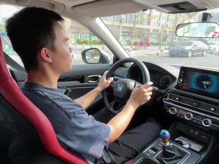 很简单的道理,你巡航的时候用的高档位,低转速,省油。你要超车,就是要降档拉高转速,超完了再升档。正确的使用并不会伤发动机变速箱,开了十几年车也不一定就是懂开车。#每天一个用车知识