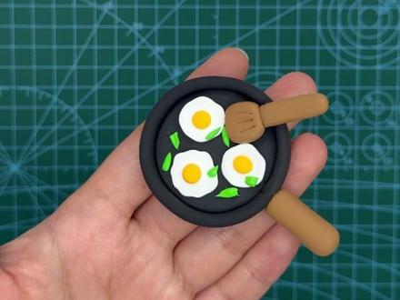 超简单彩泥教程 #热点 #亲子 #幼儿园 #手工diy #流量 一起来用彩泥煎个鸡蛋吧~@抖音小助手