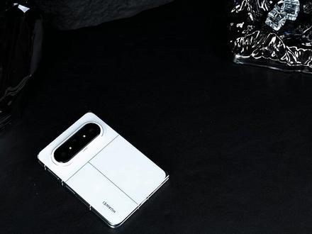 适用华为Pura X Max。极简设计搭配凯夫拉材质,握持手感温润舒适,鎏光镜框精致相融,彰显儒雅精英气质。#PuraXMax #凯夫拉手机壳 #决色 #天枢权杖