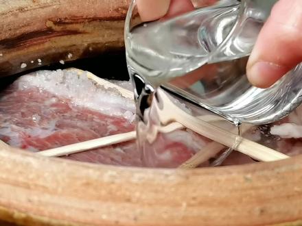 肉价暴跌,老妈花200多做一缸家乡特色腌肉,放2年都特新鲜,太香了#美食教程 #美食 #腌猪肉