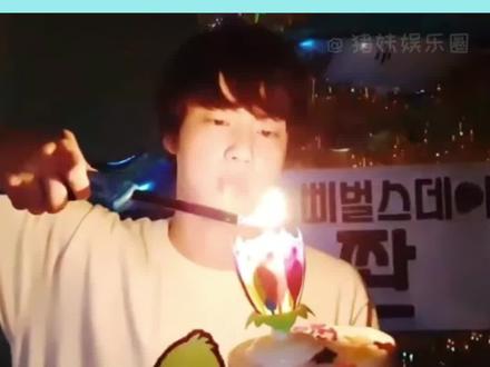 当外国人第一次看见莲花生日灯,结局笑不活了.... #搞笑