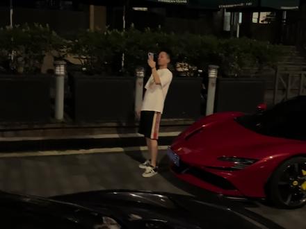 后来赚了很多钱 养了很多拜金女 家有梧桐树 自有凤凰来 女人不能追 要靠吸引 你就把钱花自己身上让她们看#虚伪男孩日常出门