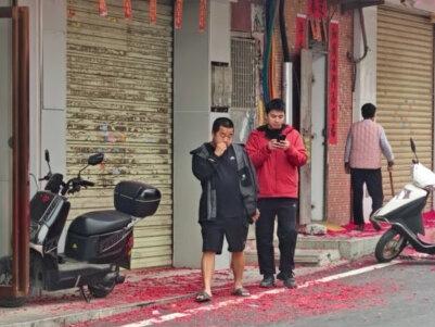 偶遇蓝战非(糖宝见糖宝)
非哥菲菲公主非常随和
#蓝战非 #偶遇网红 #罗定船步 #替我自由 #偶遇蓝战非 @蓝战非 @蓝胖子旅行