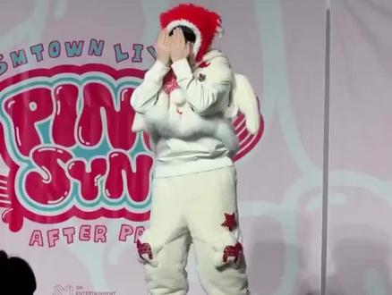 笑疯了啊哈哈哈哈SM年会真的太搞笑了啊哈哈哈哈哈经纪人这么拼就让他一下吧笑死我了啊哈哈哈哈#SM #笑死我了笑的肚子疼