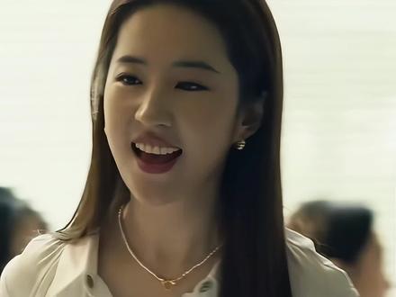 在面试中突发意外状况,看女主如何高情商化解并成功通过面试的#职场 #高情商 #语言艺术