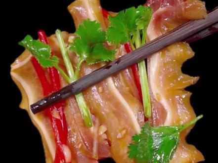 每年的年夜饭我都会做这道“凉拌耳丝”寓意来年顺风顺水,事事顺利,不但做法简单,而且还特别好吃,如果学会了过年你也露一手#家常菜 #凉拌菜 #凉拌猪耳朵