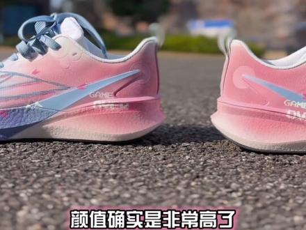 怎么还有粉色䨻⁉️这下出门不用担心撞鞋了‼️
说到李宁赤兔8pro 竞速跑鞋👟大家应该都不陌生,但我脚上的这双稀有配色,大部分人应该都没见过吧!蓝粉渐变,看起来梦幻又温柔,另外还有不少细节设计,跟着我一起来看看👀#跑鞋 #跑步 #强烈推荐 #定制 #赤兔8pro @李宁LI-NING