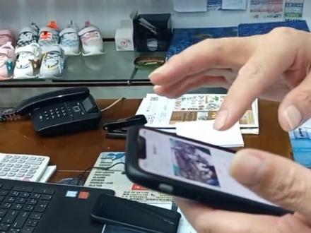 老客户的无线网络摄像头,查不到往日回放录像了,我来给他的设备存储卡格式化一下,就开始录像存储了,回放查看录像也正常了。