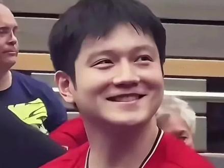 3%股份+4000万!德国豪门疯抢樊振东,中国乒协这次拦不拦?一份史无前例的续约合同,摆在了樊振东面前。
德国萨尔布吕肯俱乐部开出的条件,足以让任何运动员心跳加速:
· 3%的俱乐部原始股权,估值约4000万人民币。· 1欧元的象征性年薪,将个人利益与俱乐部命运深度绑定。· 4+2年的弹性长合同,将最终决定权完全交给他。#樊振东 #国乒 #体育精神 #世界冠军 #热门