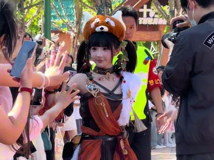 悟空去的哪边哪边就会有一大片尖叫声哈哈哈哈 #巡游npc #天津欢乐谷#天津国潮文化节 #在下悟空是也 #coser