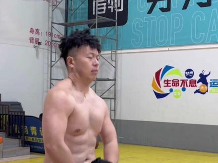 牛教练称重83kg,国宝70kg,谁在球拳大战上的优势更大?#国宝vs牛教练球拳大战