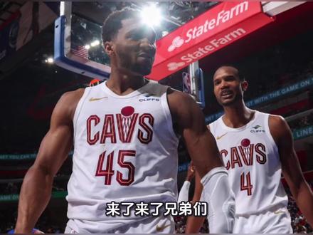 哈登为啥东决连续拉胯?明天能否扳回一局?超细分析预测 来了来了兄弟们,别划走——明天上午八点,东部决赛G3,骑士主场迎战尼克斯,大比分0比2,骑士已经被逼到悬崖边了。但今天咱不整"骑士没救了"那种车轱辘话,咱就掰开了揉碎了聊聊——哈登这两场到底为什么打成了一坨?
先摆数据,G1在纽约,骑士一度领先22分,结果第四节被尼克斯轰出一波44比11直接干进加时,115比104活活翻盘。哈登那场什么表现?16投5中,三分8中1,15分6失误,正负值-6,第四节和加时基本消失。G2更离谱,骑士93比109再输16分,哈登15中6拿了18分,但全场只有2个助攻,正负值-22全队最低。
你光看这数据肯定骂——"36岁了,完了,油干了。"但真这么简单吗?咱讲科学。
第一,体能曲线是真实存在的。 骑士上一轮跟活塞打了抢七,哈登那轮系列赛场均时间拉满,G5天王山打加时,G6客场死磕,抢七才过关,转头飞纽约,零调整窗口。36岁的腿部力量恢复周期跟26岁不是一个物种,他的投篮是靠节奏和核心发力兜出来的,腿一沉,三分就飘,这是生理规律,不是态度问题。
第二,尼克斯这套先发,就是哈登的镜像克星。 阿努诺比、布里奇斯、哈特——三个侧翼,身高够、力量够、脚步不慢,轮流上身体贴哈登,不让你起速,不给你舒服的撤步空间。唐斯蹲在罚球线附近,你也不敢随便突进去让他补。结果就是登哥最吃的"节奏—停顿—造杀伤"这条路,被系统性堵死了。
第三,也是最要命的——防守端他被当靶子点名点到怀疑人生。 尼克斯最稳的战术是什么?唐斯上提给布伦森做掩护→把哈登换出来→布伦森单吃。为啥不夹击?因为弱侧站着布里奇斯、哈特、唐斯,全是能投能冲的,一夹就漏三分。所以哈登每一回合都在被布伦森当提款机,被过、被投、被造成犯规,防守端被榨干,进攻端回来腿更没劲儿——恶性循环,越打越沉默。
G2还有个细节,埃文·莫布利下半场0次出手,打了将近18分钟,等于骑士双塔之一完全哑火,全队进攻就剩米切尔一个人硬凿。哈登自己也说了一句很实诚的话:"当你投不进球,防守端的压力就翻倍。"——登哥自己都知道根子在哪儿。
几个硬事实摆这儿:NBA历史上0比2翻盘的不少,但0比3落后的163次,一次都没翻回来。 所以明天这场,说是生死战都轻了,基本就是骑士整个赛季的分水岭。
我个人的判断——骑士大概率能在G3咬下来一场赢球,但哈登不会突然变回火箭登。还得看阿特金森能不能及时变 #骑士 #东决 #哈登 #季后赛