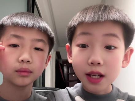 #双胞胎日常 听说抖音可以发语音了,为什么我们的发不了呢?为什么呢?