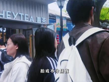 蘑菇头停更、球球单飞,7500万粉短剧顶流悄悄散伙。 炸裂唏嘘!全网7500 万粉丝国民短剧顶流,彻底凉透🔥!昔日城中村草根兄弟团,如今亏损连连、全员散伙。
早年这群普通人挤在简陋出租屋拍戏,低成本原生态剧情,凭借接地气的市井烟火气爆火。作品播放动辄破亿,一度称霸短剧赛道,成为断层顶流。
看似风光无限、流水暴涨,实则暗藏致命隐患。短剧行业残酷真相:拍摄成本仅三成,七成资金全部砸钱投流。爆红后团队盲目扩张,各项成本飙升,看似手握千万流量,实则一直在给平台打工。
随着行业资本涌入、内卷加剧,观众审美疲劳,草根短剧失去优势。公司短短半年由盈转亏,持续多月亏损。加上团队没有规范的利益分配体系,元老接连出走:蘑菇头停更、闰土淡出、核心球球官宣单飞。
赤裸裸揭露行业真相:流量从来不等于资产。7500 万粉丝只是一串数据,没有成熟商业模式、健康现金流,风口造神也能快速陨落。
靠运气爆红,终究会凭实力落败!#青年创作者成长计划 #青年创作者扶持计划