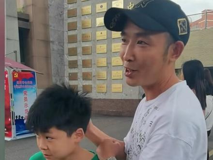 提前八年,被爸爸带着感受高考氛围,小孩哥想说的都在眼神里了。