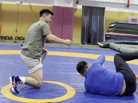 摔跤技巧、 二十大摔跤基础教学1⃣️过肩摔
过肩摔详细讲解、
1、当对手的手臂搭在自己的肩膀上的时候顺时搭上对手的手臂上,最好搭在对手的手关节的位置可以弯曲。
2、塔上手臂之后右手去抓住对手的大臂、抓紧贴在自己的胸口上,右脚上在对手的右脚前面一点、不可以❌上的太往前超过对手的脚、也不可以⬆️到对手得档下面太靠近、太靠近的话转身的时候不好转、重要‼️点来了以上上手抱大臂和右脚⬆️步这一步最好合成一步、也就是手脚同步。
3、手脚同步进去过后自己的左腿背步进去上在对手的左脚前面一点的位置、背步的左脚上进去一定要脚尖垫起来、转身的时候左脚和右脚用前脚掌垫起来去转身、转身的时候重要‼️点来了、屁股一定要转出来挡住对手、屁股不转出来挡住对手的右腿大腿的话对手容易往右转就顺时脱开。
4、转过去过后左腿撑起控制稳定、右腿跪腿、一定要抬头挺胸、然后手臂夹在自己胸口上、挺胸、抬头、收腹、几个点一起合成。往下摔。
#摔跤 #摔跤教学 #摔跤基础训练 #摔跤技巧 #你的坚持终将美好 @抖音小助手 @抖音创作灵感 @抖音创作小助手 @抖音能量站