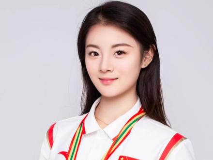 林奕彤,汉族,1999年06月出生于江苏徐州,体操、啦啦操、跑酷三项一体的女运动员。中文名林奕彤国籍中国民族汉族出生地江苏徐州
人物经历荣誉称号擅长领域TA说参考资料
人物经历2020年10月6日,国际体操联合会主办的《体操世界》杂志新鲜出炉,中国跑酷运动员荣登该杂志2020年10月版。此次报道是关于在2020年7-9月间,由国际体操联合会(FIG)和国际极限运动嘉年华(FISE)合作举办的跑酷视频赛。在此次比赛中,由中国体操协会选派的运动员林奕彤获得了女子自由式项目的第四名,创造了我国女子跑酷运动员在国际体操联合会系列赛事上的最好成绩。荣誉称号2014年被国家体育总局授予“运动健将”称号。城市跑酷挑战赛最佳女子奖。2013年“奇瑞瑞虎杯”全国青年体操锦标赛跳马冠军。2017年全国啦啦操冠军赛大集体冠军。2019年全国啦啦操锦标赛技巧自选大集体冠军。2019年跑酷锦标赛暨2020年跑酷世界锦标赛选拔赛自由式第三名。2020年跑酷世界锦标赛第四名。2020年南京体育学院年度人物。
林奕彤2021年全国跑酷联赛女子技巧赛冠军。携手冠军,助力品牌飞跃。#形象大使 #冠军 #冠军代言#品牌代言,#体育经纪人#