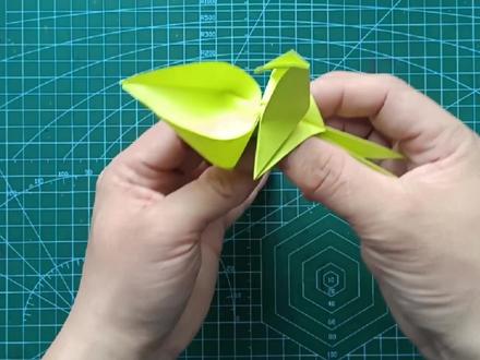 一张正方形纸教你如何叠一个会动的折纸玩具,男孩女生喜欢的#折纸玩具,适合#亲子手工 #创意手工 #幼儿手工 #萌知计划 #简单折纸 @抖音青少年