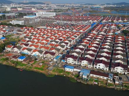 终是人间烟火气,最抚凡人心,虽然冬天冷,但人情很暖。 #人间烟火 #城中村 #这个冬天很芜湖