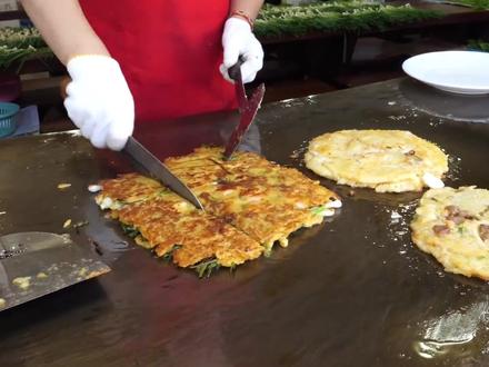 韩国街头小吃海鲜葱饼,一张煎饼半斤葱,搭上满满的海鲜,让人直流口水#街头美食 #葱饼 #特色小吃 #抖音美食推荐官 #美食专业者联盟