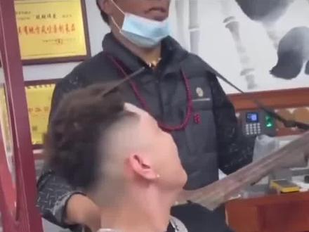 说唱歌手用肘击动作恐吓卖艺老人,网友:学艺前先学会做人