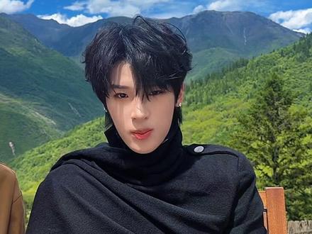 张峻豪VOGUE红毯后台直播清唱Listen2myHeart 刘冲夸很好听^ ^