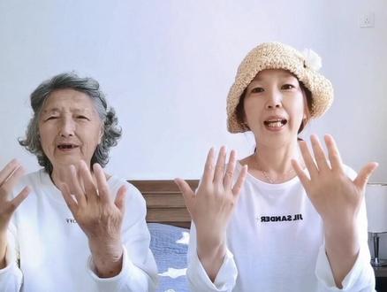 陪妈妈做手指操 锻炼妈妈的记忆力 手脑的配合 做完自己也高兴 爱看#传播正能量 #手指操#关爱老人