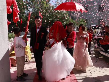 结婚那天为什么要打红伞 #结婚习俗 #结婚 #结婚打红伞